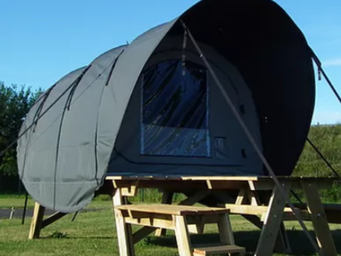 Une cabane est installée dans un champs près de Lourdes