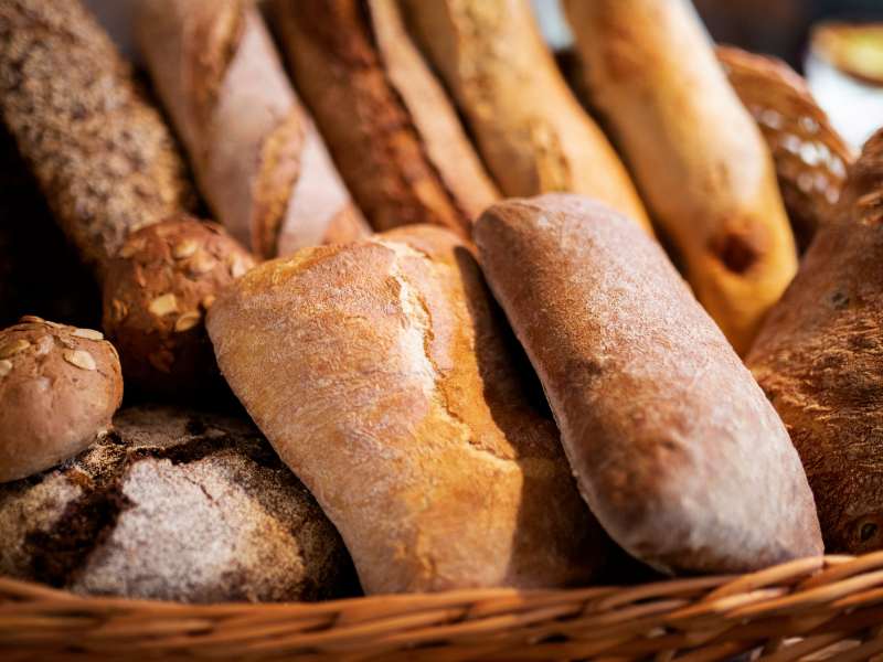 un panier emplie de pain et de viennoiseries lors du dépot de pain au camping Les O kiri près de Lourdes