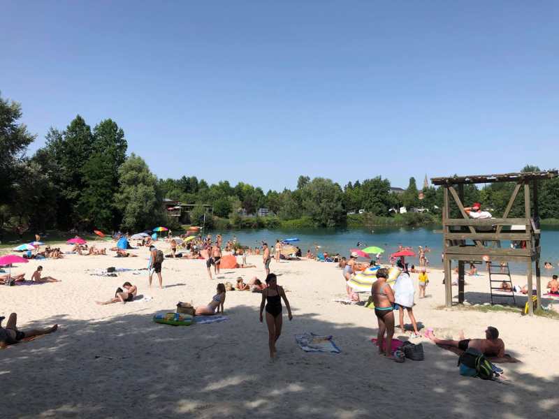 La plage au bord du lac de Baudreix, à la base de loisirs Les O Kiri près de Lourdes