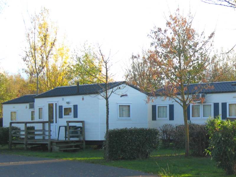 Un chalet dans un camping durant l'été