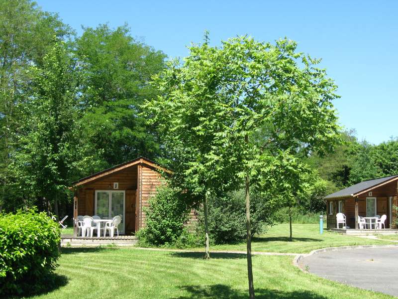 Des chalets en bois sont disponible à la location au camping les O Kiri près de Nay