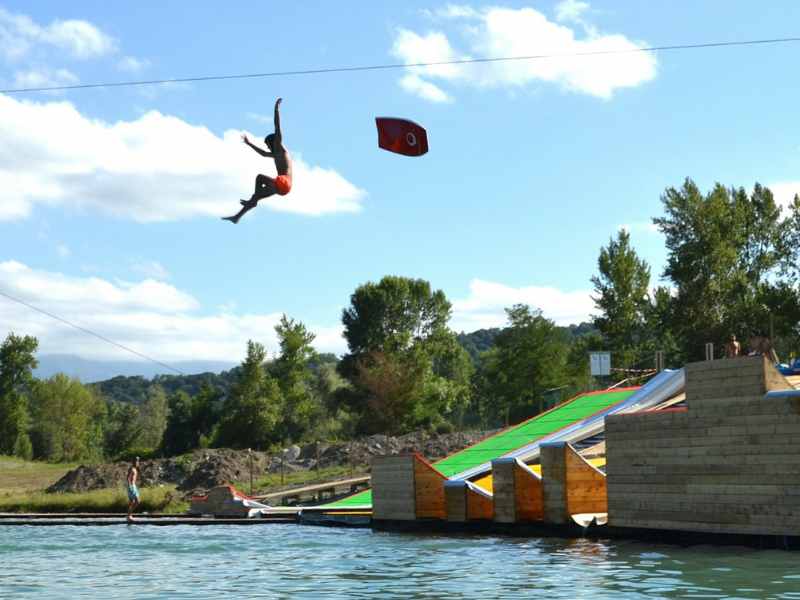 Homme dans les airs après avoir descendu un water jump près de Pau