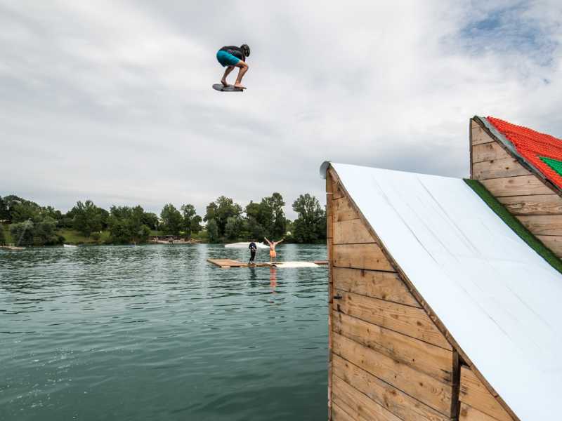 homme qui saute d'un toboggan water Jump près de Pau