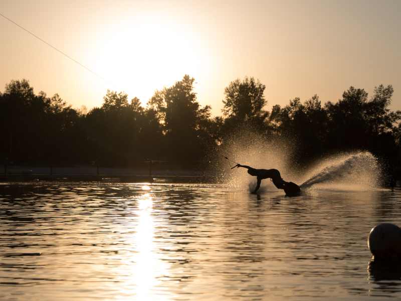 Un homme fait du téléski nautique sur le lac de Baudreix près de Pau