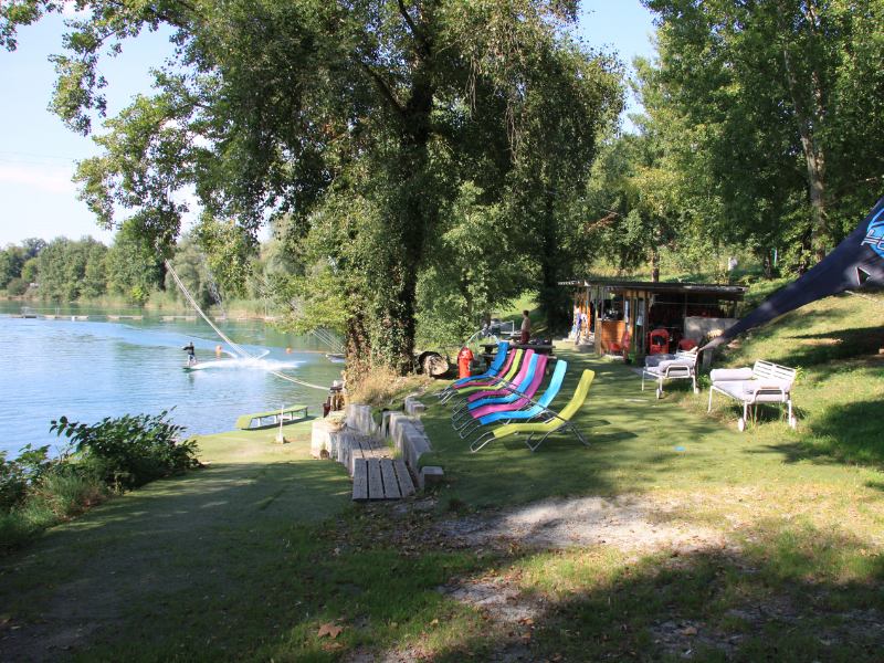 Une base de loisirs près d'un lac propose diverses activités nautiques près de Pau