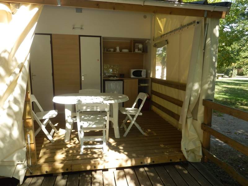 Cabane en bois et en toile avec sa terrasse au camping Les O kiri près de Nay